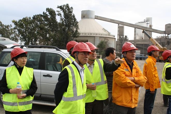 李国邦大使视察瓦斯里克水泥厂建设工地并慰问工程技术及劳务人员